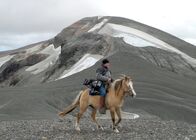 Länder - Menschen - Abenteuer – Zum Gletscher Sollipulli führt keine Straße. Auch das SWR Team, hier Kameramann Joachim Krug, muss zu Pferd den Aufstieg auf den Gletscher dokumentieren.