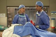 Brooklyn Nine-Nine – Dr. Rossi (Mary Elizabeth Ellis) und Jake (Andy Samberg)