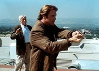 Diagnose: Mord – Steve (Barry Van Dyke, r.) hat den Mörder von Senator Bells Tochter gestellt. Dieser bedroht jedoch Mark (Dick Van Dyke, l.) und Senator Bell.