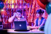 Perfect Harmony – Cash (Spencer Allport, l.); Harper (Milena Rivero, r.)