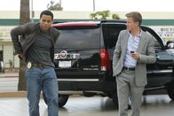 Common Law – Neben ihren Streitereien ermitteln die Polizeibeamten Travis Marks (Michael Ealy, l.) und Wes Witchell (Warren Kole, r.) in einem neuen Mordfall ...