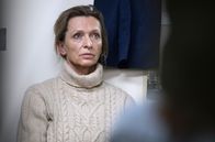 Auf hoher See – Famke (Tine Joustra) wird erwischt: Sie hat drei philippinische Frauen unter Deck versteckt. Die Frauen waren Opfer von Menschenhandel geworden und Famke wollte ihnen helfen.