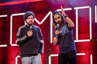 Comedy Clash – SÜDWESTRUNDFUNK Comedy Clash - Finale Diese Comedians machen der Konkurrenz Angst: Jokah Tululu, EmmVee und Lara Autsch wollen sich für das große "Comedy Clash"-Jahresfinale beweisen. Salim Samatou und Marvin Endres (Foto) hosten den härtesten Stand-Up-Wettbewerb Deutschlands in dem Jokah Tululu den King of Pop als Influencer verkörpert, EmmVee auf die deutschesten Deutschen in der Shisha Bar trifft und Lara Autsch auch ohne Kind in der Öffentlichkeit stillen möchte.