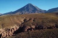 Magische Anden – Der Licancabur ist ein 5920 m hoher inaktiver Vulkan auf der Grenze zwischen Bolivien und Chile und überragt die Atacamawüste.