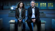 Tatort – Bibi Fellner (Adele Neuhauser) und ihr Kollege Moritz Eisner (Harald Krassnitzer); rbb Fernsehen TATORT: WEHRLOS Uhr. Bibi Fellner (Adele Neuhauser) und ihr Kollege Moritz Eisner (Harald Krassnitzer)