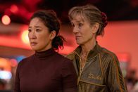 Killing Eve – Eve (Sandra Oh, l.) hat ihren eigenen Verdacht, wer hinter dem Attentat in Polen steckt. Als sie sich entschließt, Dasha (Harriet Walter, r.) persönlich damit zu konfrontieren, begibt sie sich jedoch in große Gefahr.