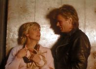 MacGyver – MacGyver (Richard Dean Anderson, r.) gelingt es in letzter Sekunde, Lt. Murphy (Kim Zimmer, l.) zu befreien.