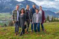 Der Bergdoktor – Mit Robert Schwarz (Timon Ballenberger, l.) und Anne (Ines Lutz, r.) erhält die Gruber-Familie rund um Lilli (Ronja Forcher, 2.v.l.), Lisbeth (Monika Baumgartner, 2.v.r.), Hans (Heiko Ruprecht, 3.v.l.) und Martin (Hans Sigl, 3.v.r.) "Zuwachs".