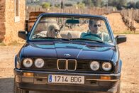 The Mallorca Files – Miranda (Elen Rhys) und Max (Julian Looman) fahren zum Weingut, um mit der Familie zu sprechen.