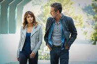 Extant – Sein neuster Fall bringt Detective JD Richter (Jeffrey Dean Morgan, r.) mit Molly (Halle Berry, l.) zusammen ...
