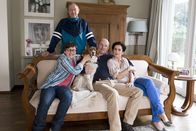 Als meine Frau mein Chef wurde ... – Haushund Skipper weiß, dass es in der Familie von Hanna (Marie-Lou Sellem), Martin (Götz Schubert), Paul (Louis Althaus, links) und Wilfried Jens (Ulrich Pleitgen, 2. von links) meistens harmonisch, manchmal aber auch chaotisch zugeht.