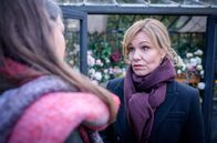 Sturm der Liebe – Katja (Isabell Stern, r. mit Katharina Scheuba, l.) hofft, dass die Entscheidung der Anteilseigner zu ihren Gunsten ausfallen wird.; ARD STURM DER LIEBE FOLGE 4275 Uhr im ERSTEN. Katja (Isabell Stern, r. mit Katharina Scheuba, l.) hofft, dass die Entscheidung der Anteilseigner zu ihren Gunsten ausfallen wird.