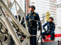 9-1-1 Notruf L.A. – Bobby Nash (Peter Krause, l.), Eddie Diaz (Ryan Guzman, r.)