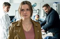 In aller Freundschaft - Die jungen Ärzte – Viktoria Stadler (Isabella Krieger, M.) lässt es sich nicht nehmen, mit ins JTK zu fahren. Sie will Miron (Ercan Karacayli, 2.v.r.) unbedingt beistehen und zeigt sich dabei hilfreicher, als von Matteo (Mike Adler, r.) gedacht … (mit Philipp Danne, l.)