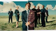 Better Call Saul – Jimmy McGill alias Saul Goodman (Bob Odenkirk, M.) zwischen seinen beiden Leben. Von Links: Howard Hamlin (Patrick Fabian), Kim Wexler (Rhea Seehorn), Jimmy McGill alias Saul Goodman (Bob Odenkirk), Mike Ehrmantraut (Jonathan Banks), Nacho Varga (Michael Mando), Gustavo Fring (Giancarlo Esposito) und Lalo Salamanca (Tony Dalton).
