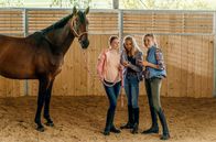 Reiterhof Wildenstein – Die Reitermädchen Anabel (MiaLohmann, Mitte), Jule (Tatjana Hoter, li.) und Trixie (Lill Söhn) lästern über Tabea.