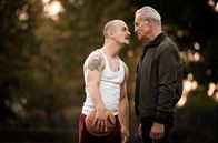 Tatort – Konfrontation auf dem Basketballplatz: Marco Raschke (Paul Wollin) und Kommissar Max Ballauf (Klaus J. Behrendt, r).