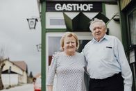 Heimatleuchten – Nach wie vor unverdrossen betreibt das Ehepaar Hans und Henriette Rois an fünf Tagen der Woche das Gasthaus Rois in Mönichkirchen, dessen Konzession noch auf Maria Theresia zurückgeht.