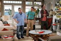 Two and a Half Men – (v.li.) Patton Oswalt (Billy Stanhope), Jon Cryer (Alan Harper), Ashton Kutcher (Walden Schmidt).