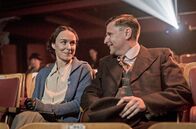 Krieg der Träume – Elise Ottesen (Rebecka Hemse) und ihr Lebensgefährte Albert Jensen (Shanti Roney)