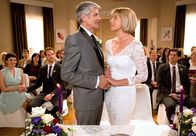 Sturm der Liebe – ARD STURM DER LIEBE FOLGE 2002 Uhr im ERSTEN. Hochzeit: Charlotte (Mona Seefried, r.) und Friedrich (Dietrich Adam, l.) geben sich das "Ja"-Wort (mit Liza Tzschirner, l., Christian Feist, 2.v.l., Gragory B. Waldis, r.).