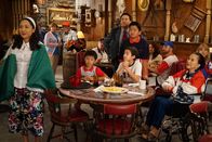 Fresh off the Boat – Emery (Forrest Wheeler, l.) kommt auf Eddies Schule. Dabei stellt sich heraus, dass Eddie (Hudson Yang, r.) die Lehrer immer wieder reinlegt, um besondere Vorteile genießen zu können ...