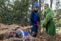 Killing Eve – Dasha (Harriet Walter, l.); Villanelle (Jodie Comer, r.)