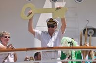 Verrückt nach Meer – Kapitän Morten Hansen präsentiert einen riesigen Schlüssel bei der Äquatortaufe auf der Atlantiküberquerung.