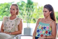 Death in Paradise – v.li.: Alessa Park (Jessica Clark), Katie Kellar (Lucy Griffiths)