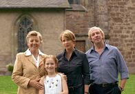 Dem Himmel sei Dank – Pastorin Carla Bergmann (Marie-Luise Marjan, li.), ihre Tochter Sarah (Bettina Kupfer, 2.v.re.) sowie ihre Enkelin Biggi (Michelle von Treuberg) und der Kunsthistoriker Konrad Bechtholsheim (Ulrich Pleitgen).