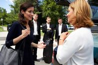 Die Rosenheim-Cops – Nicole Sommer (Katrin Anne Heß, l.) und ihre Musikerkollegen (Komparsen) brauchen Hilfe, denn ihr Wagen ist nicht mehr fahrtüchtig. Ob Marie Hofer (Karin Thaler, r.) ihnen helfen kann?