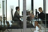 Tatort – Vorsichtig tasten Oliver Jansen (Oliver Wnuk) und Kim Tramell (Ursina Lardi) ab, wieviel der/die andere der Polizei sagen wird und ob sie eine gemeinsame Linie finden.