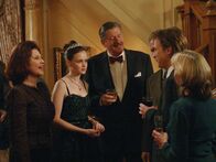 Gilmore Girls – Die Großeltern Emily (Kelly Bishop, l.) und Richard (Edward Herrmann, 3.v.l.) sind der Meinung, dass Dean nicht der richtige für ihre Enkelin ist. Deswegen veranstalten sie eine Party, um Rory (Alexis Bledel, 2.v.l.) die ganzen reichen Söhne ihrer Freunde vorzustellen ...