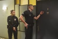 The Rookie – Lucy Chen (Melissa O'Neil) und Tim Bradford (Eric Winter) suchen in einem großen Wohnhaus den flüchtigen Drogenbaron.