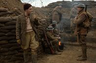 1917 – Vorne, l-r: Lieutenant Leslie (Andrew Scott), Lance Corporal William Schofield (George MacKay).