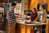 Outmatched - Allein unter Genies – (v.l.n.r.) Mike (Jason Biggs); Nicole (Ashley Boettcher); Brian (Connor Kalopsis)