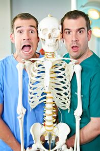 Operation Autsch! – (v.li.): Chris van Tulleken (Dr. Chris), Xand van Tulleken (Dr. Xand).