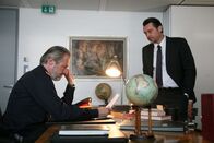 SOKO Wien – Generalmajor Rudolf Stirner (Joseph Lorenz, l.) bekommt von Oberst Ernst Kanter (Hary Prinz, r.) eine Liste mit den Namen der Opfer. Kanter misstraut Stirner. Will er ihn auf die Probe stellen?