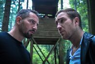 Nachtschicht – Die beiden Bordellbesitzer Angelo (Frederick Lau r.) und Claude (Murathan Muslu l.) geraten in eine missliche Lage im Wald. Was sie nicht wissen: der Vogelforscher Polanski (Philipp Hochmair, M.) hört ihnen dabei zu.