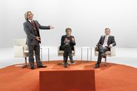 Switch Reloaded – Thomas Gottschalk (Bernhard Hoëcker, l.) begrüßt seine Gäste Günter Jauch (Michael Kessler, r.) und Renate Künast (Martina Hill, M.) im Studio ...