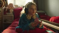 GLOW – Im neuen Zuhause sehnt sich Kim nach Ruhe: Sie muss sich auf die Aufnahmeprüfung an der Musikschule vorbereiten. (Bianca Ghilardi-Hellsten)