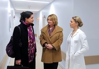 Rote Rosen – ARD ROTE ROSEN FOLGE 1009 Uhr im ERSTEN. Anne (Caroline Kiesewetter, l.) und Christa (Imke Büchel, M.) sind sich einig, was die Privatisierung des Krankenhauses angeht. Auf der Suche nach Argumenten, befragen sie Britta (Jelena Mitschke, r.).