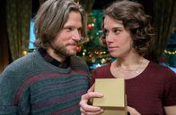 Der Wunschzettel – Daniel (Sebastian Ströbel) hat ein besonderes Geschenk für Pauline (Anne Schäfer).