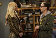 The Big Bang Theory – Noch ahnen Sheldon und Leonard (Johnny Galecki, r.) nicht, was sie mit ihrer Lüge bei Penny (Kaley Cuoco, l.) anrichten ...