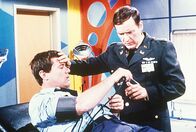 Bezaubernde Jeannie – Larry Hagman (Anthony "Tony" Nelson, li.), Bill Daily (Roger Healey).