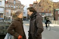 Rote Rosen – ARD ROTE ROSEN FOLGE 1230 Uhr im ERSTEN. Britta (Jelena Mitschke, l.) erklärt Ben (Hakim Michael Meziani, r.), dass sie sich bei Regina erst unentbehrlich machen will, bevor sie dieser gesteht, dass sie das Baby behalten wird.