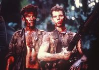 Platoon – Die Soldaten Chris (Charlie Sheen, li.) und Bunny (Kevin Dillon, re.) lernen im Krieg das blutige Handwerk des Tötens.