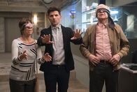 Ghosted – (v.l.n.r.) Gloria Stevens-Jennifer (Mindy Sterling); Max Jennifer (Adam Scott); Michael Jennifer (Robert Pine)