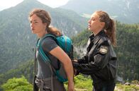 Watzmann ermittelt – Liz Rittmayer (Nina Schmieder, l.) wird mit Tränen in den Augen von Sophia Strasser (Katharina Leonore Goebel, r.) abgeführt.