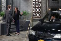 How I Met Your Mother – Um Barney (Neil Patrick Harris, l.) einen unvergesslichen Junggesellenabschied zu bescheren, haben sich die Jungs was ganz Besonderes einfallen lassen. Doch Robin (Cobie Smulders, M.) ist alles andere als begeistert davon ...